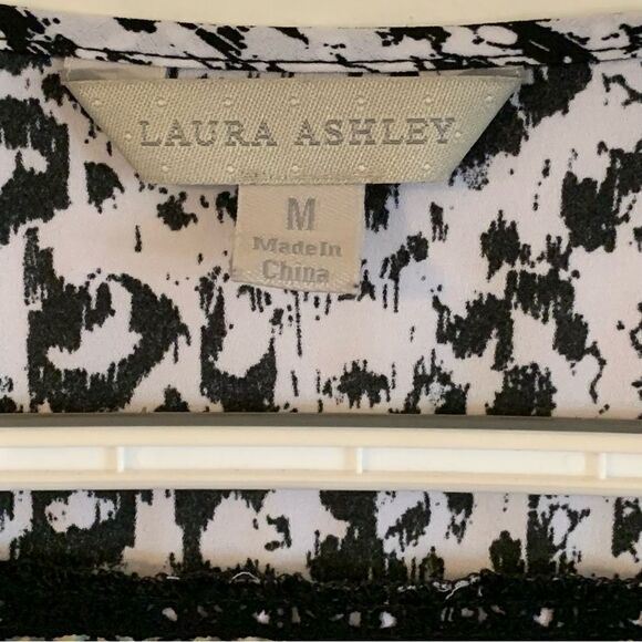 Laura Ashley Blouse Button Up Lace Detail 3/4 Sleeves Top Sz Medium Gorgeous - Picture 2 of 9